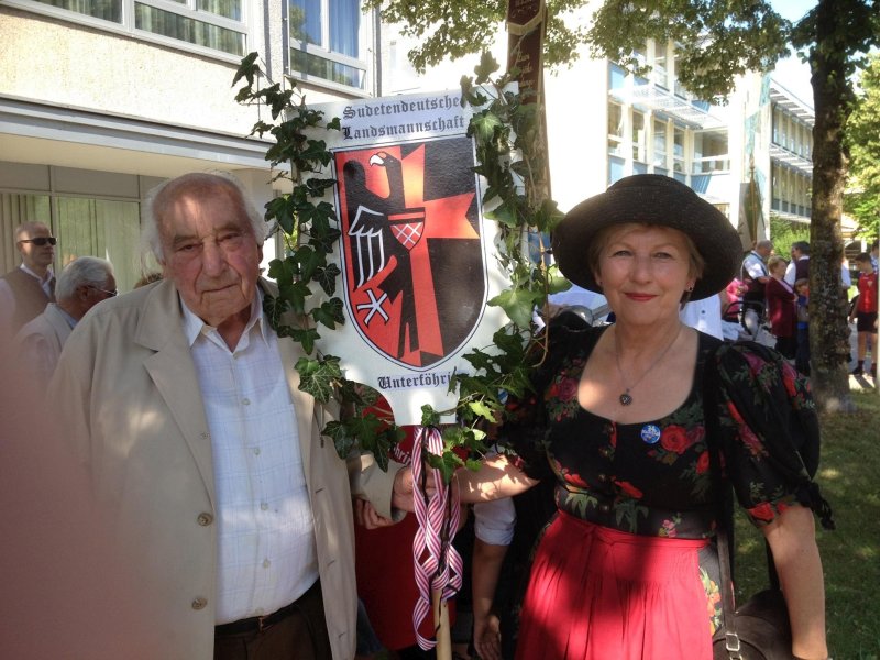 Ortsobmann Kurt Losert und Hanne Kosta mit Taferl vorm Bürgerfesteinzug